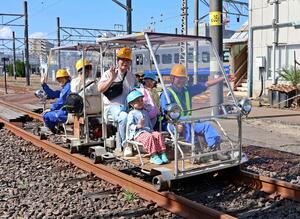線路を点検する車両「レールスター」に試乗する家族連れら=10月12日、上越市のD51レールパーク