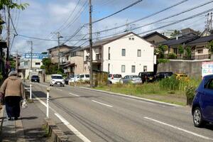 能登半島地震で液状化被害を受けた西区寺尾朝日通。更地が目立つ一帯は、街区単位の液状化対策事業の対象外だ