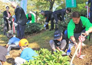 保内公園でシャクナゲを植樹する関係者ら。地元の児童も参加した=10月6日、三条市下保内