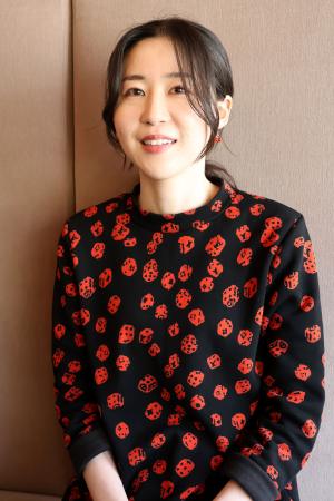 　「言葉でつかめないことがまだたくさんありますが、女性が主人公の物語を書いていきたい」と話す平石さなぎさん