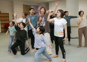 公演に向け、歌とダンスを練習するミュージカル「HERO」の出演者=見附市学校町1