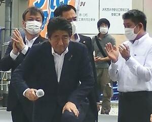 2022年7月、奈良市で街頭演説に臨む自民党の安倍晋三元首相。右から2人目は山上徹也被告(大谷敏治さん提供)