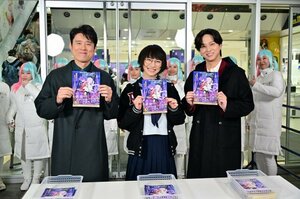 『迷宮のしおり』アニメの聖地・池袋ゲリラチラシ撒きイベントに参加した(左から)原田泰造、SUZUKA、寺西拓人