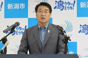 定例記者会見に臨む中原八一市長=30日、新潟市役所