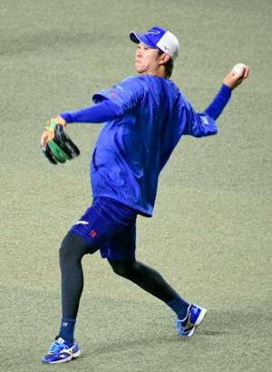 キャッチボールする中日・高橋宏=バンテリンドーム