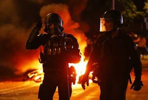 欧州CLでパリ・サンジェルマンが優勝を果たした後、通りを警戒する警察官ら=31日、パリ(ロイター=共同)