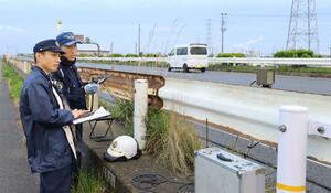 レーダー式の計測器を使って速度超過などを取り締まる警察官＝２日、新潟市東区