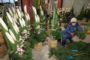 一つ一つ手作りされる門松。出荷時期を迎えると松の葉が広がり見栄えが増すという=十日町市稲葉