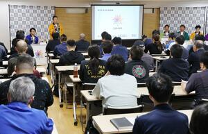 「燕三条 工場の祭典」の参加企業が集まった会合=燕市水道町1