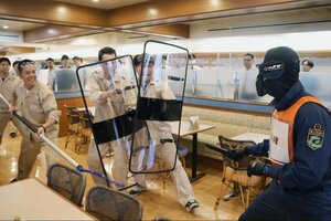 刃物を持った不審者を取り押さえる訓練をする新日本海フェリーの職員ら=25日、新潟市東区