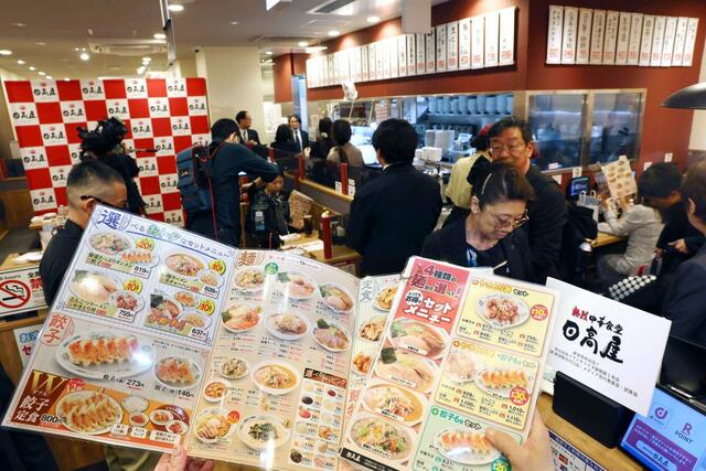 ４月３日オープンを前に報道関係者に公開された日高屋新潟駅万代口店＝３０日、新潟市中央区東大通１