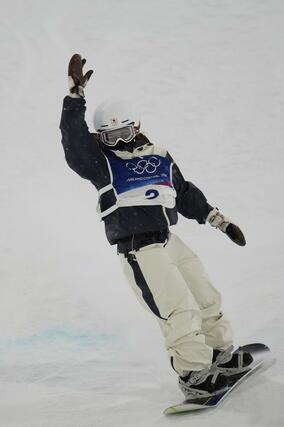 女子ハーフパイプ決勝　１回目を終えた工藤璃星＝リビーニョ（共同）