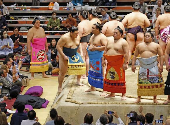 土俵入りする大関大の里（右から４人目）＝両国国技館