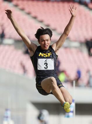 男子走り幅跳び決勝　６回目に７メートル１９を跳び優勝した小澤昊生（新潟産大付）＝２９日、新潟市中央区清五郎のデンカビッグスワン