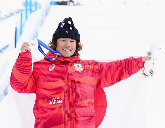 男子スロープスタイルで獲得した銀メダルを掲げる長谷川帝勝=リビーニョ(共同)