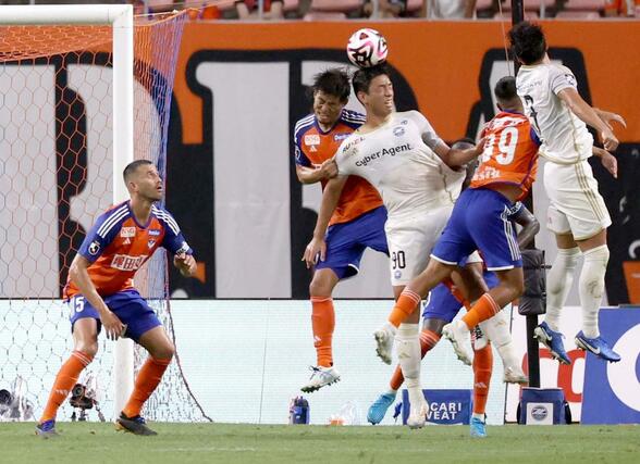 新潟－町田　後半、町田の猛攻をはね返す新潟の選手＝ビッグスワン（写真映像部・佐藤将志）