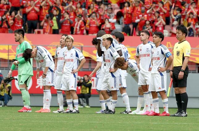 名古屋－新潟　０－３で完敗し、肩を落とす新潟の選手たち＝３１日、豊田スタジアム