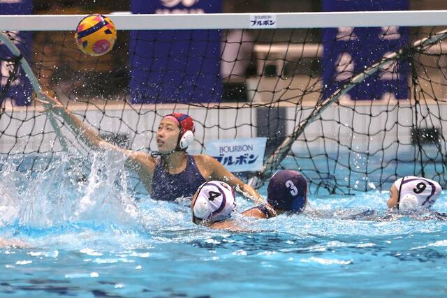 水球　日本選手権　女子３位決定戦　ゴールを守るブルボンＫＺの選手＝６月８日、横浜国際プール