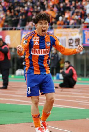 新潟-G大阪 後半、ゴールを決めて喜ぶFW矢村健=ビッグスワン