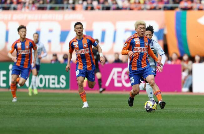 新潟-G大阪 前半、攻め上がるMF小見洋太ら=ビッグスワン