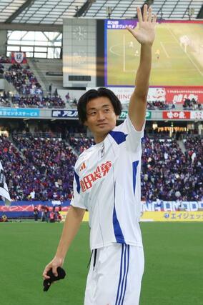 今季限りでの退団が決まっているＤＦ千葉和彦。新潟サポーターに最後のあいさつをする＝味の素スタジアム