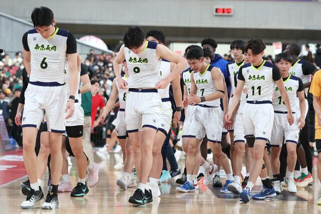 男子準々決勝　帝京長岡－福岡第一　惜敗し、悔しそうにコートを引き上げる帝京長岡の選手たち