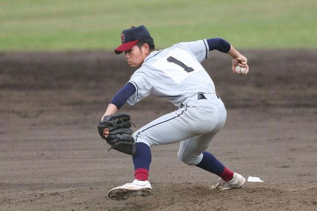 1回途中から登板し投げきった関根学園の鈴木興丞=長岡市悠久山