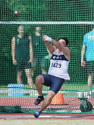 男子ハンマー投げ決勝　優勝した中川冬夢（新津工）＝２９日、新潟市中央区清五郎のスワンフィールド