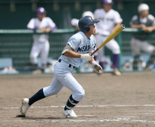 新潟明訓－東京学館　９回新潟明訓１死三塁、山口仁栄が適時打を放ち７－０＝９月６日、新発田市五十公野公園野球場