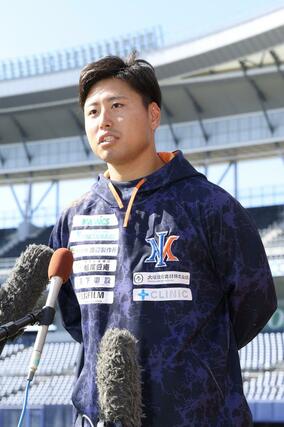 練習後、報道陣の取材に応じる牧野憲伸＝エコスタ