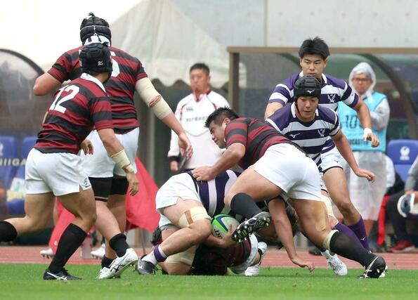 明大－早大　後半、プレーする明大のＬＯ稲村心（新潟工高出）＝ビッグスワン