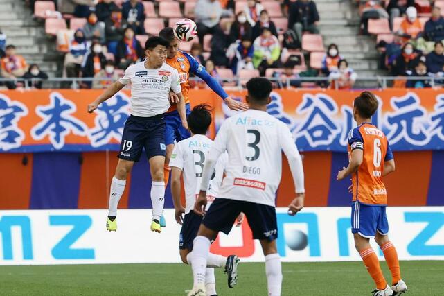 新潟－柏　後半、柏のＦＷ細谷と競り合う新潟のＤＦ舞行龍ジェームズ＝ビッグスワン