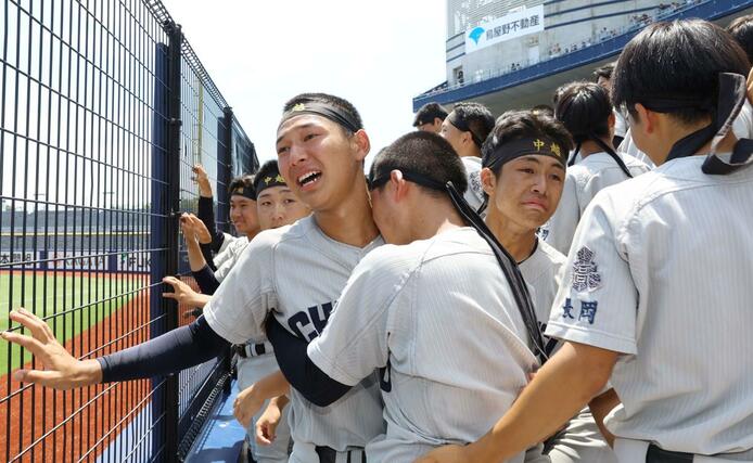 勝利を決め、喜びに沸く中越高校野球部応援団の生徒ら=26日、新潟市中央区