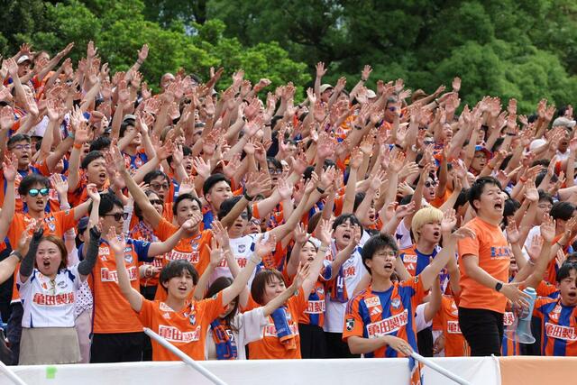 福岡－新潟　試合前、選手を鼓舞する新潟サポーター＝６月２１日、福岡市のベスト電器スタジアム