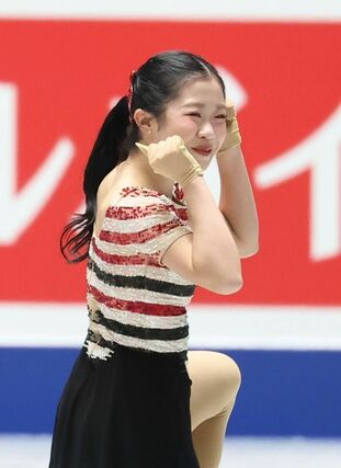 演技後にガッツポーズする中井亜美＝国立代々木競技場