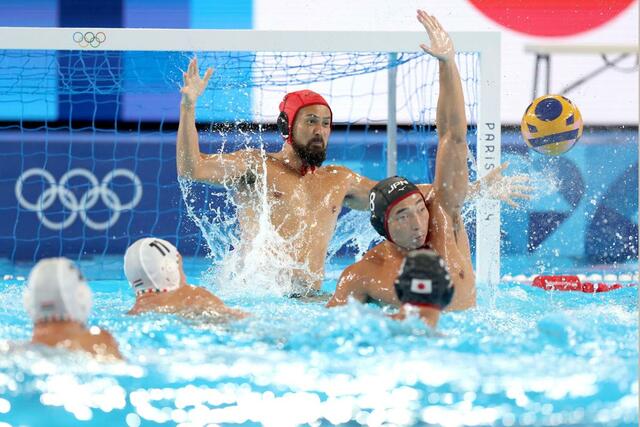 日本－ハンガリー　第３ピリオド　相手シュートを止めるＧＫ棚村克行（ブルボンＫＺ）＝サンドニ（新潟日報社写真映像部・新井田悠）