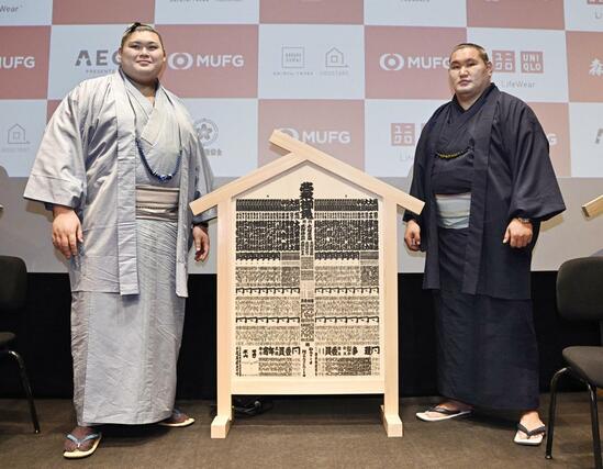 大相撲公演に向け、パリ市で記者会見した大の里（左）と豊昇龍＝１１日（共同）