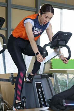 練習する広田有紀(女子800メートル)=5月27日、新潟市北区の新潟医福大陸上競技場