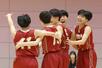 バスケットボール女子決勝・開志国際-新潟中央 優勝し喜ぶ新潟中央の選手たち=五泉市総合会館