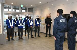 石川県七尾市の水道管の応急復旧に向けて派遣された修繕隊の出発式=上越市春日山町3