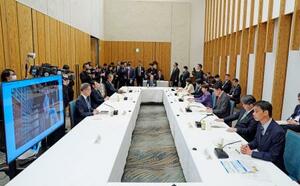 首相官邸で開かれた経済財政諮問会議=22日夜