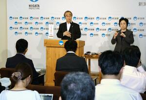 民間資本を活用した県立都市公園の整備事業について説明する花角英世知事=6月19日、県庁