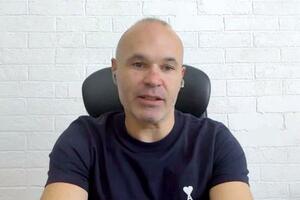 オンラインで記者会見するイニエスタさん=30日