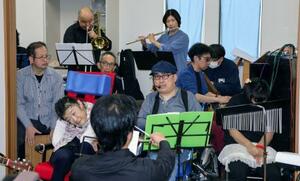 　尼崎ＪＲ脱線事故から２１年となるのを前に開かれたチャリティーコンサート＝１９日午後、兵庫県伊丹市