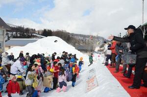 福餅まきなどが行われ、地区の住民らでにぎわった「上郷しなちく雪まつり」=3月9日、津南町上郷宮野原