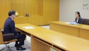 環境省特殊疾病対策室の森桂室長（右）と面会する中原八一新潟市長＝２４日、新潟市役所