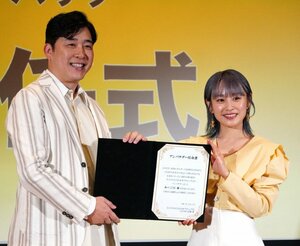 “おしどり夫婦”の秘訣を明かした（左から）あべこうじ、高橋愛 （C）ORICON NewS inc.