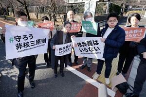 外務省に非核三原則の堅持などを求める要請書を提出し、取材に応じる和田征子さん(前列左から2人目)ら=23日午前