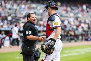 米大リーグの公式戦で捕手と握手するパウォルさん=10日、アトランタ(ゲッティ=共同)