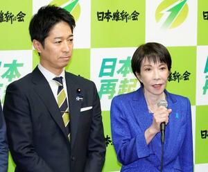 　日本維新の会の両院議員総会であいさつする高市首相。左は維新の藤田共同代表＝２３日午後１時２２分、国会